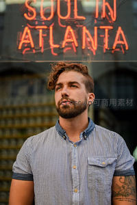 亚特兰大霓虹灯下的沉思男子