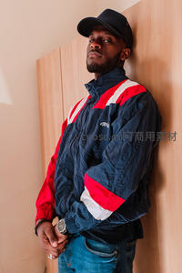 靠墙站立的时尚黑人青年