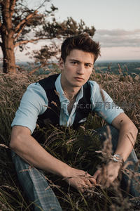 黄昏草丛中的英伦风少年