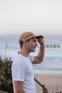 海边日落时分男子眺望远方