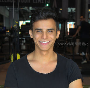 健身房内阳光微笑的年轻男子