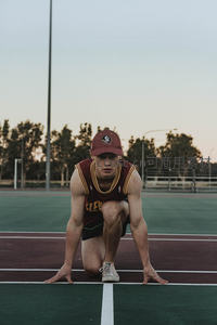 跑道上的专注运动员