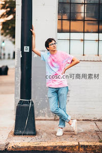 街头巷尾的时尚少年