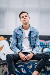 街头涂鸦前的牛仔青年