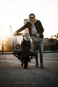 落日余晖下的机车骑士