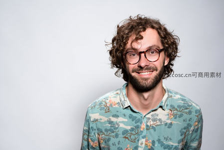 卷发眼镜男的温暖笑容