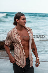 海边男子敞怀条纹衬衫显腹肌