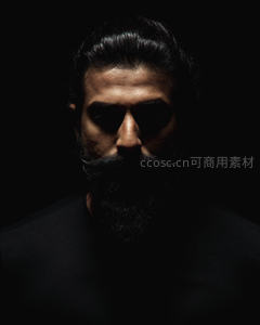 暗影中蓄须男子的神秘侧颜