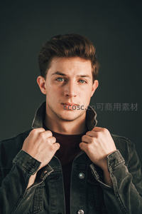 青年男性正视镜头双手抓衣领