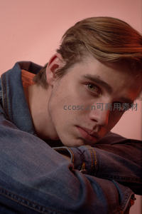 粉色光影下的沉思青年特写