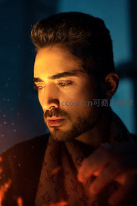 暖光映照下的优雅男士侧颜