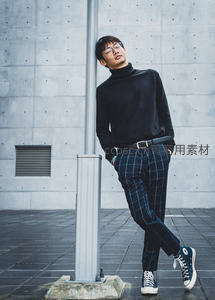 日系青年靠灯柱展慵懒姿态