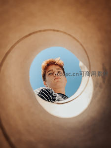 管道中的少年凝视天空