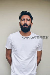 胡须男子简约白T肖像