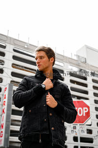 都市青年整理夹克望向远方