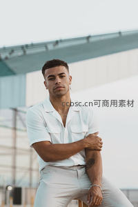 现代建筑前白衣型男