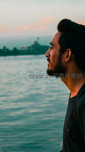 侧影男子凝望远方水岸黄昏美景
