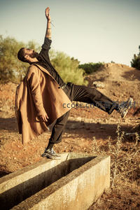 荒野中跳跃的时尚男子