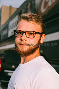 城市街头戴眼镜的微笑男子