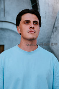 蓝衣青年仰望天空沉思