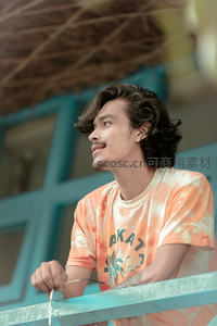 卷发少年阳台眺望微笑