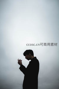 雾中祈祷的黑色剪影