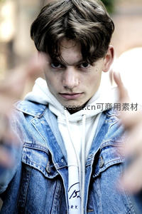 牛仔外套少年直视镜头特写