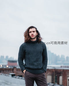 长发男子城市天台穿毛衣凝望