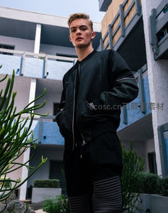 现代建筑前的潮流少年，黑色夹克酷感十足