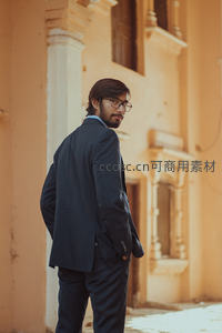复古建筑前回眸的西装男士