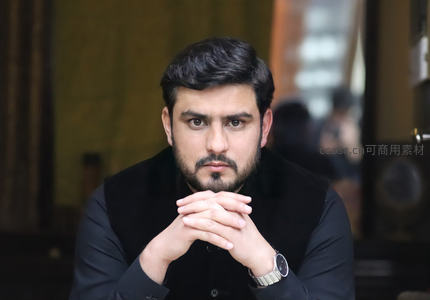 沉思男士双手交叠凝视