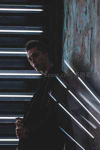 光影走廊中酷帅侧颜