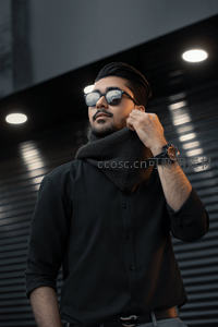 型男调整围巾酷感十足