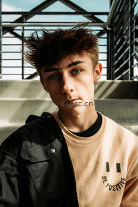 阳光下的青春少年特写肖像