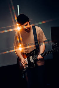 光影中的吉他手沉浸演奏时刻