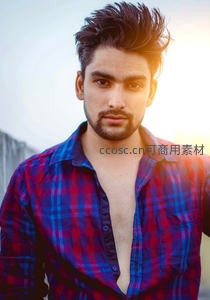 格子衬衫型男逆光魅力写真