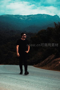 山间公路漫步的时尚男子
