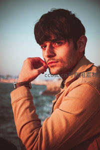 海边沉思的青年侧颜特写