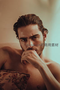 卧床沉思的胡须男子特写