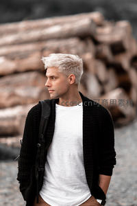 白发青年背背包望远方