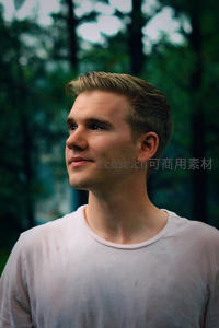 林间青年侧颜凝望远方