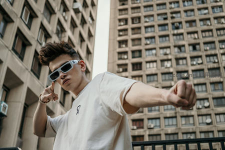都市青年酷炫街拍，时尚墨镜与高楼背景