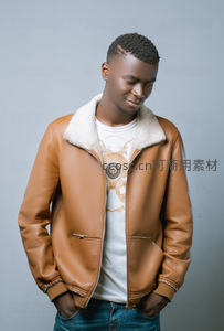 棕色皮夹克时尚造型，简约背景突出质感