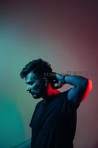 霓虹光影中侧颜男子，红蓝撞色艺术感强