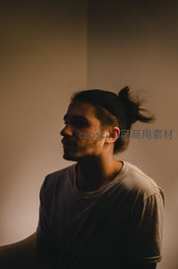 束发青年侧影特写，暖光营造宁静氛围