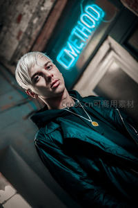 霓虹灯下银发青年时尚写真