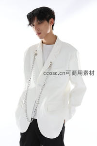 白色西装搭配链条装饰