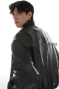 黑皮衣青年回眸侧影