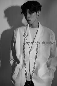 黑白光影下的时尚青年肖像