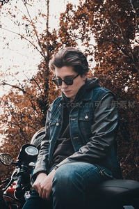 秋林中的机车少年